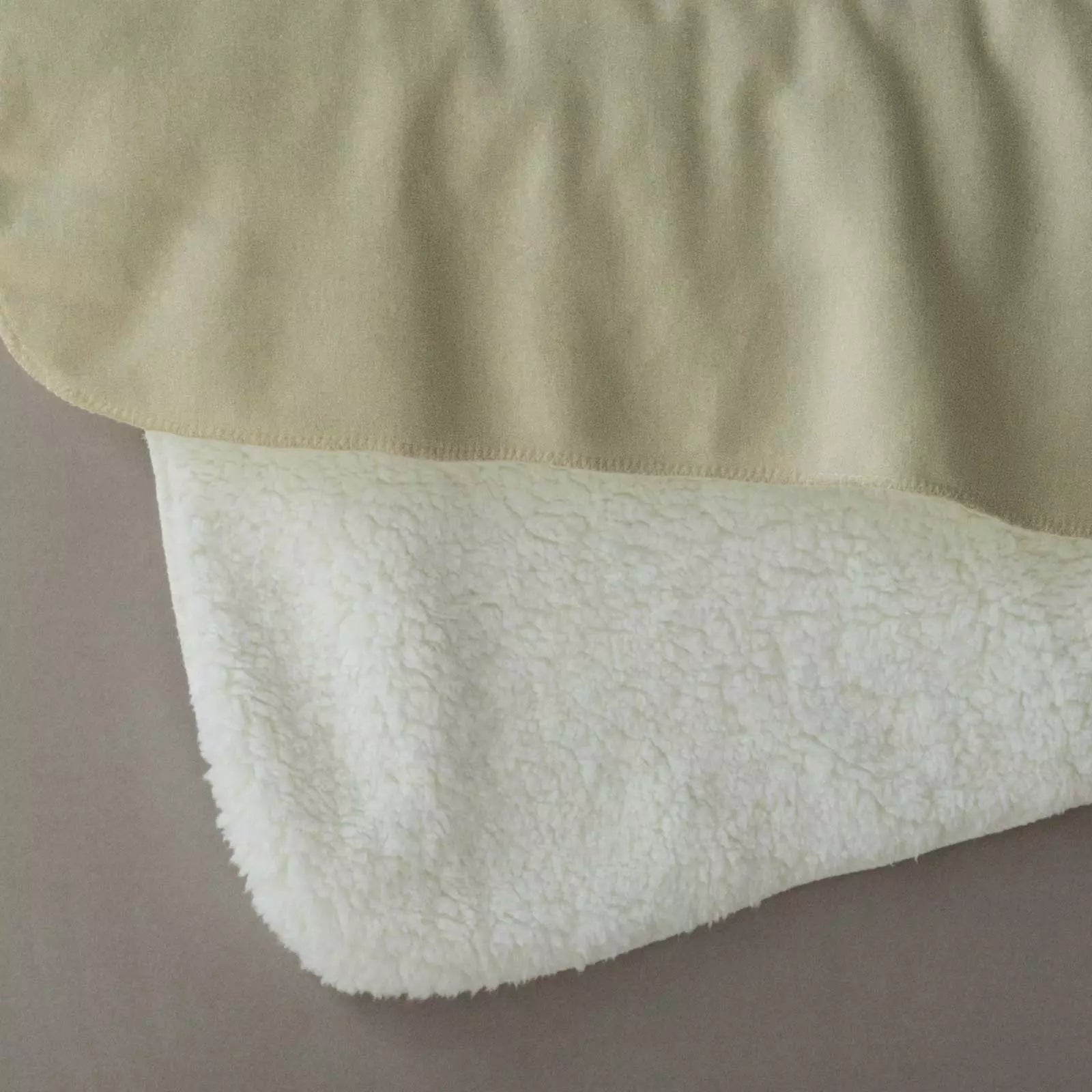 Fleece deken ‘Pistachio Haze’ – Stijlvol met eigen naam en titel