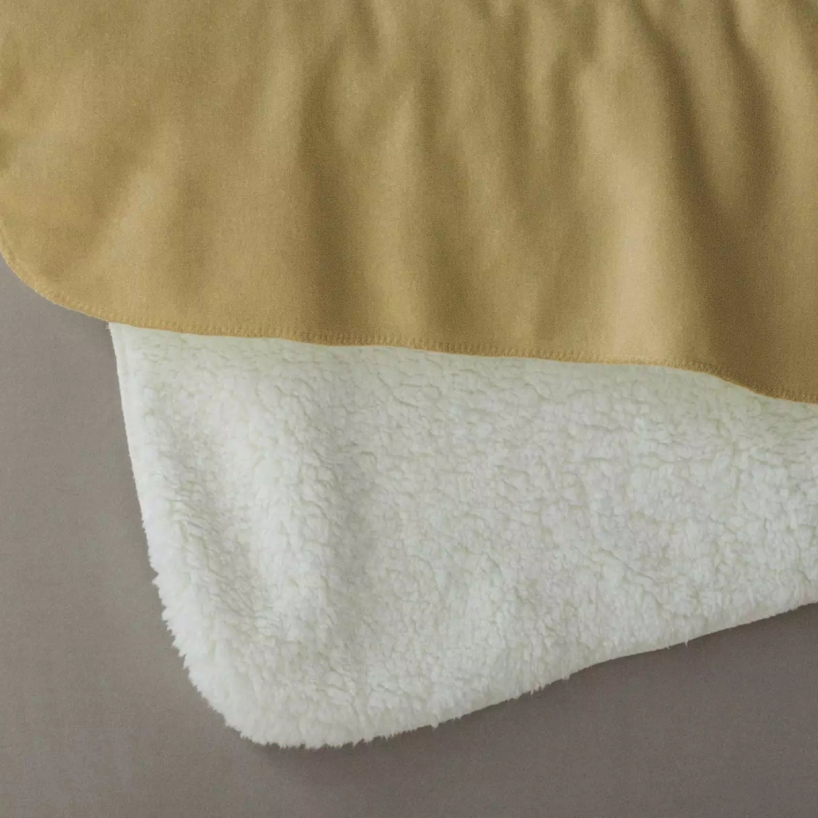 Fleece deken ‘Golden Ochre’ – Stijlvol met eigen naam en titel